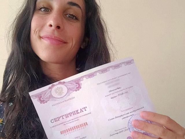 Foto di una studentessa con il suo certifacato TRKI/TORFL